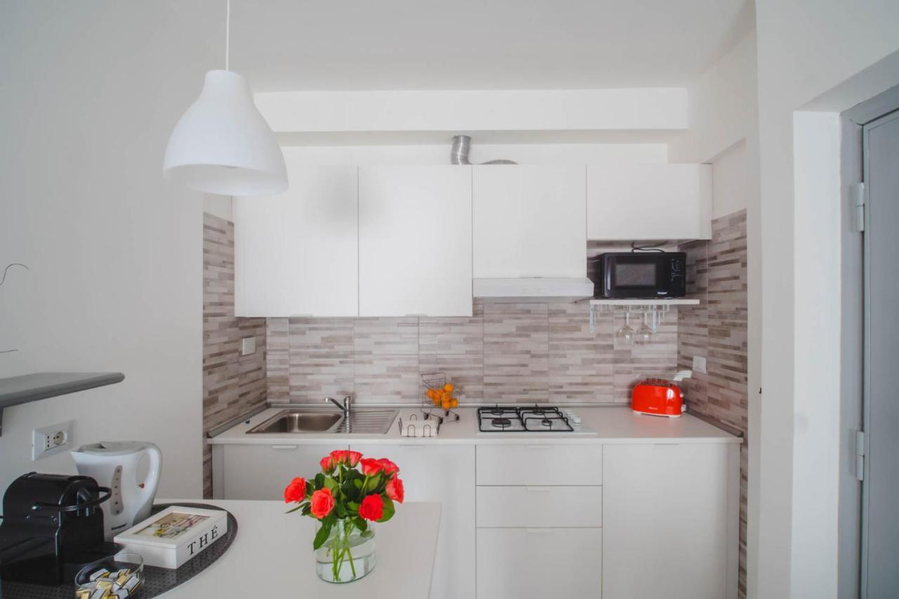 Lady Butterfly - Metro A Lucio Sestio Apartment Рим Екстериор снимка